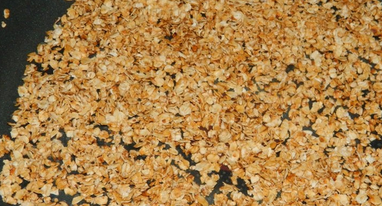 1. Этап. Пирожное картошка из творога: Овсяные хлопья смешиваем с корицей и обжариваем 5 минут на сковороде. Сухофрукты замачиваем на 3-4 минуты в кипятке.