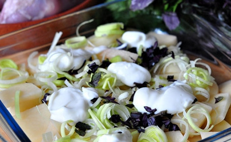 1. Этап. Куриные ножки с картошкой: По поверхности картошки распределите лук (нарезанный кольцами), базилик и сметану.