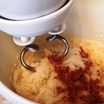 1. Этап. Пирожное с варёной сгущёнкой: Добавляем муку, ванильный сахар, корицу. Хорошенько смешиваем при помощи миксера.