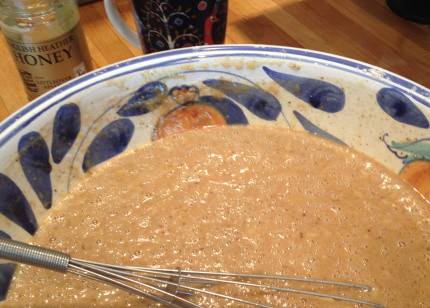 1. Этап. Леках: 3. Затем добавьте в миску с мукой ванильный, белый и коричневый сахар, растительное масло, мед, вбейте яйца, влейте чай и апельсиновый сок. Яблоко промойте, почистите, вырежьте серединку, мелко нарежьте или натрите на терке и также добавьте в тесто. Перемешайте.