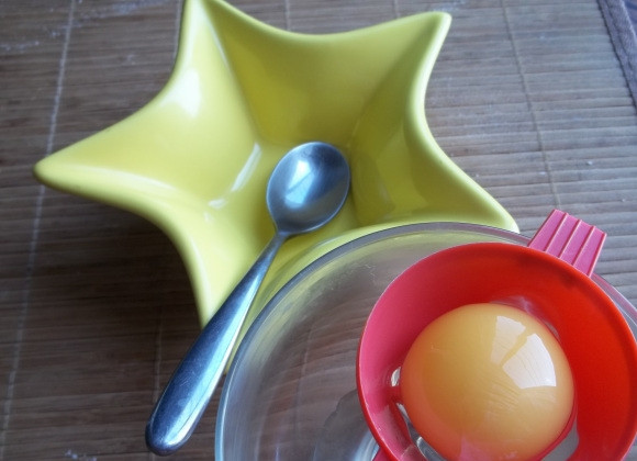 1. Этап. Аджарские хачапури Лодочка: 5. Еще одно яйцо аккуратно разделите. Желток пригодится для смазывания во время запекания.