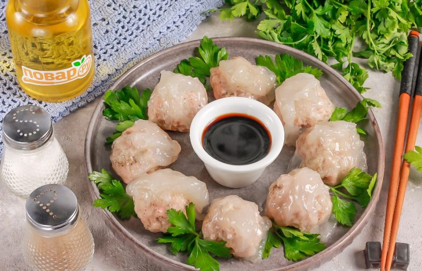 1. Этап. Мясные шарики в рисовой бумаге Димсам: Выложите мясные шарики в рисовой бумаге на тарелку, добавьте соевый соус при подаче и продегустируйте их теплыми.