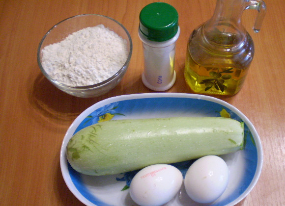 1. Этап. Кабачки жареные с яйцом: 1. Приготовим продукты. Кабачок и яйца тщательно вымыть.