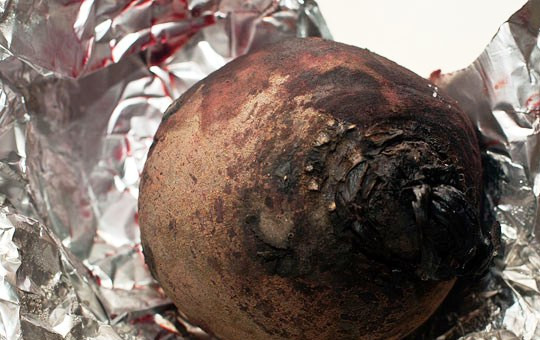 1. Этап. Свекольный салат с козьим сыром: Свеклу хорошо вымойте, оберните фольгой и запеките в духовке в течение 1,5 часов при 200 градусах.