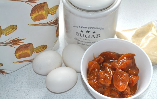 1. Этап. Рулеты с фруктовой начинкой: Подготовьте необходимые ингредиенты. Духовку разогрейте до 190 градусов.