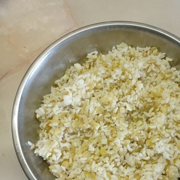 1. Этап. Кулебяка с рисом, луком, яйцами, рыбой: В глубокой миске смешать до однородного состояния рис, обжаренный лук и 1/3 часть измельченных яиц.