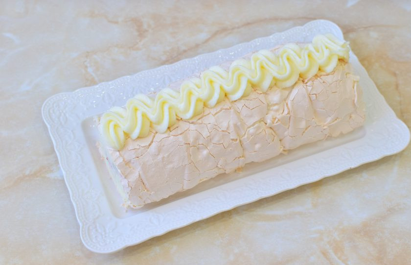 1. Этап. Меренговый рулет с заварным кремом: Обрежьте рулет по бокам, чтобы сделать его ровным. Украсьте отложенным кремом. Поставьте в холодильник, чтобы он пропитался и крем немного застыл.