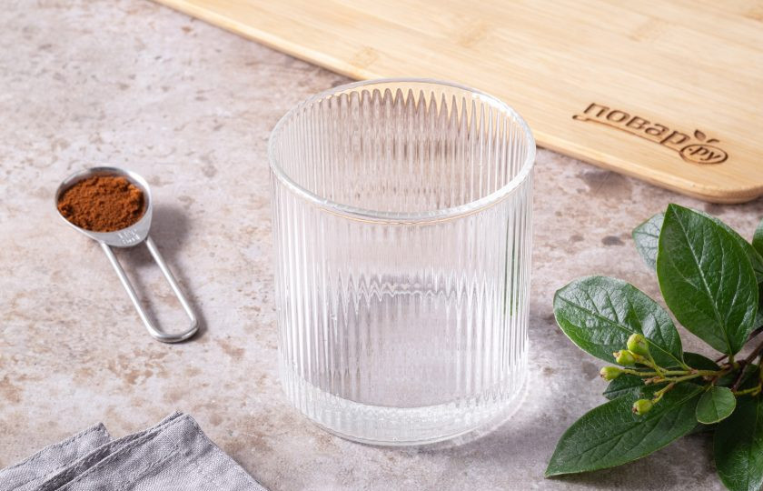 1. Этап. Коктейль «Черная Каракатица»: Влейте в стакан для подачи водку.