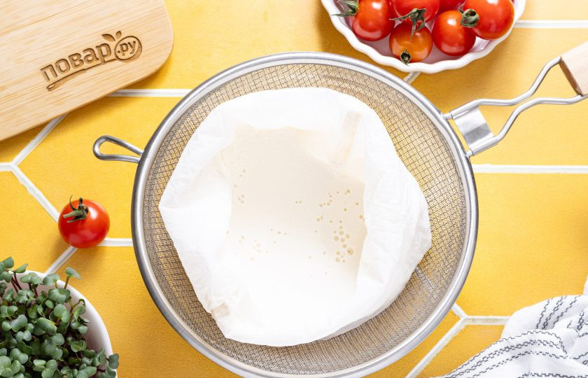 1. Этап. Крем-сыр из миндаля: Аккуратно процедите створоженное миндальное молоко через несколько слоев марли или лавсановый мешочек. Дайте стечь сыворотке. Сильно отжимать массу не нужно.