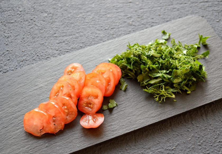 1. Этап. Постный гаспачо: Зелень мелко порубите, помидоры нарежьте тонкими кружочками. Украсьте ими тарелку с гаспачо.