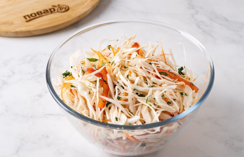 1. Этап. Маринованная капуста с красным перцем: Соедините все ингредиенты в большой миске. Перемешайте, но не мните руками.