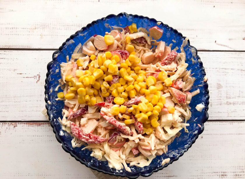 1. Этап. Салат Солнечный зайчик: В конце добавьте кукурузу и еще раз хорошо перемешайте.