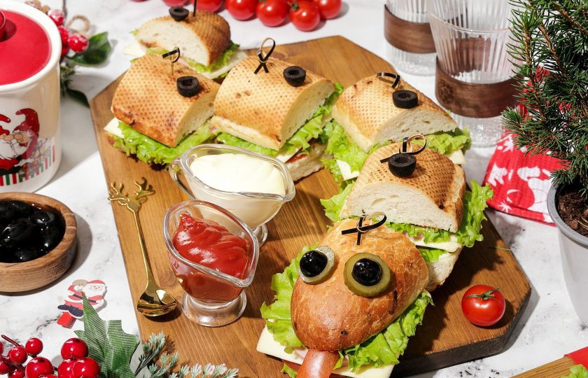 1. Этап. Праздничные бутерброды Змейка: Теперь выложите бутерброды на тарелку или доску для подачи в виде змейки. Глазки я сделала из маринованных огурчиков и маслин, закрепив их зубочисткой, а язык вырезала из верхней части помидора. Праздничные бутерброды 