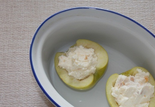 1. Этап. Фаршированные яблоки с сыром: Выложить яблоки в форму для запекания, влить воду. Запекать при 180С, примерно 25 минут.