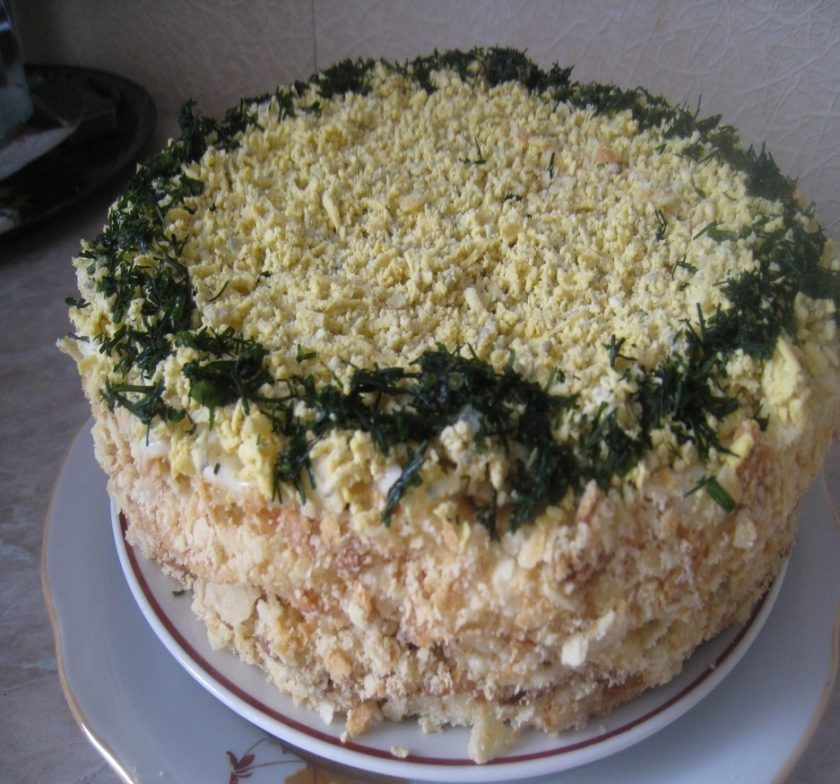 1. Этап. Закусочный торт без выпечки: 9. Если у вас есть еще коржи, то можете повторить слои в любой последовательности. Промажьте бока майонезом и засыпьте торт измельченной крошкой. Украсьте по вашему желанию.