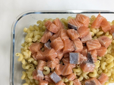 1. Этап. Запеканка с лососем и рожками: Слить воду с рожек, высыпать в форму, добавить лосось.