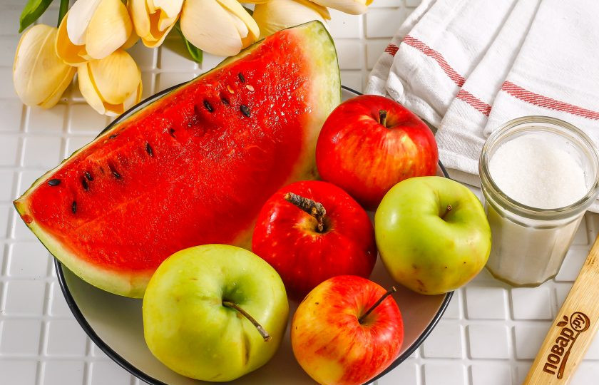 1. Этап. Варенье из арбуза и яблок: Подготовьте указанные ингредиенты. Яблоки выбирайте кисло-сладких сортов.