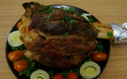 1. Этап. Голяшка говяжья в духовке: Запекайте говядину в духовке при 180 градусах в течение 3-х часов. Подавайте с гарниром. Приятного аппетита!