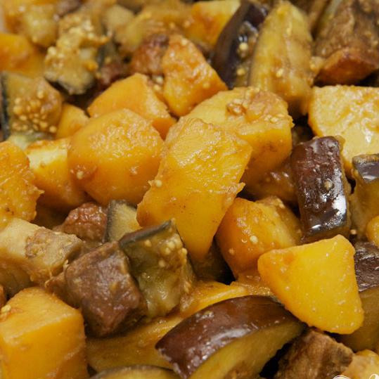 1. Этап. Тушенная утка с баклажанами и картофелем: Закройте крышкой и готовьте на медленном огне, пока все ингредиенты не будут приготовлены.