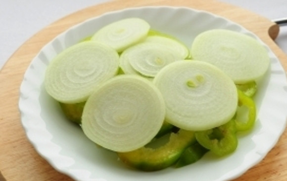 1. Этап. Курица по-английски: Теперь репчатый лук и болгарский перец режем кольцам.