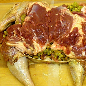 1. Этап. Турдакен: Выложите кусочки утки на хлебно-картофельную заправку.