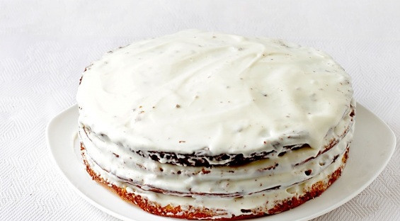 1. Этап. Торт сметанный классический рецепт: 10. Верх также обильно смазать кремом.