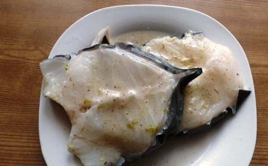 1. Этап. Зубатка жареная: 3. Рыбку вымойте, обсушите немного и выложите в маринад. Если время позволяет, оставьте на полчасика.