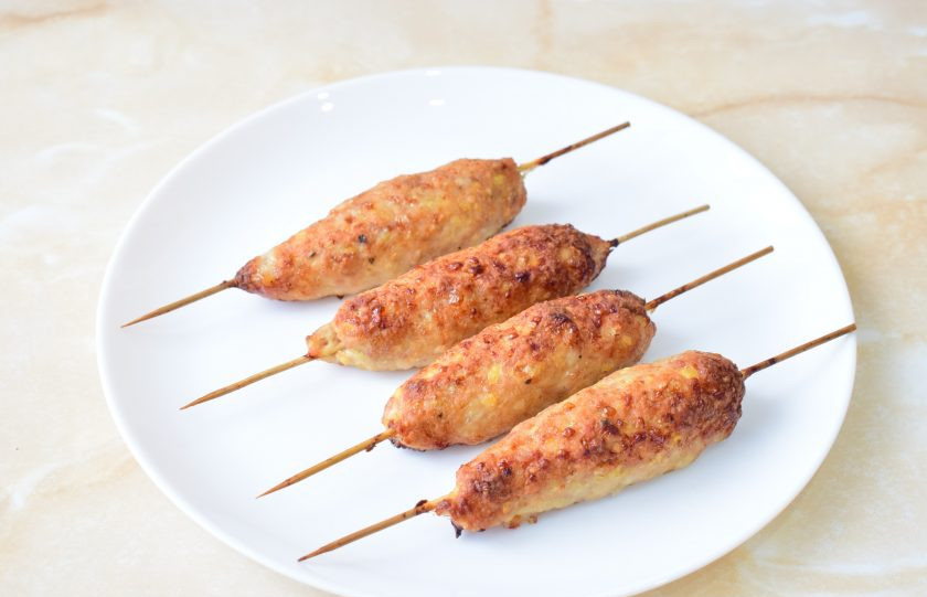 1. Этап. Люля-кебаб из свинины и курицы: Готовые колбаски немного уменьшатся в размере и станут аппетитного золотистого цвета. Выложите их на тарелку и подавайте к столу.