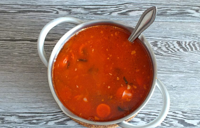 1. Этап. Солянка на говяжьем бульоне: Добавьте содержимое сковороды в бульон с картофелем и мясом. К этому времени, он должен быть уже сварен.