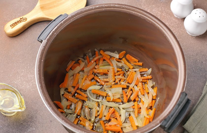 1. Этап. Фунчоза с курицей в мультиварке: В чашу мультиварки налейте масло и выложите лук и морковь. На режиме 