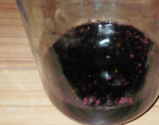 1. Этап. Вино из шелковицы: 2. На каждый литр получившегося сока добавим 5 грамм корицы и 150 граммов сахара. Заливаем в чистые банки и оставляем бродить на 5 дней.