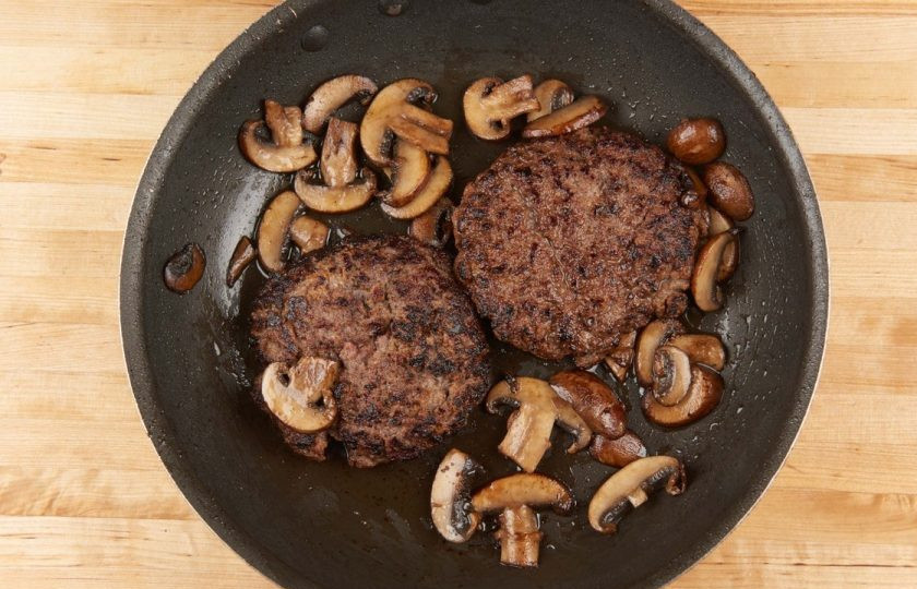 1. Этап. Умами бургер: 5. Далее на сковороде разогрейте немного масла. Обжарьте в нём котлеты с одной стороны 4 минуты. Добавьте грибы. Затем котлеты переверните и готовьте ещё 4 минуты.