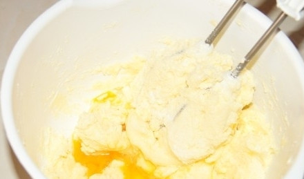 1. Этап. Песочные корзиночки с белковым кремом: Яйца разделите на белки и желтки. Белки отложите на крем, а желтки добавьте в масляную смесь.