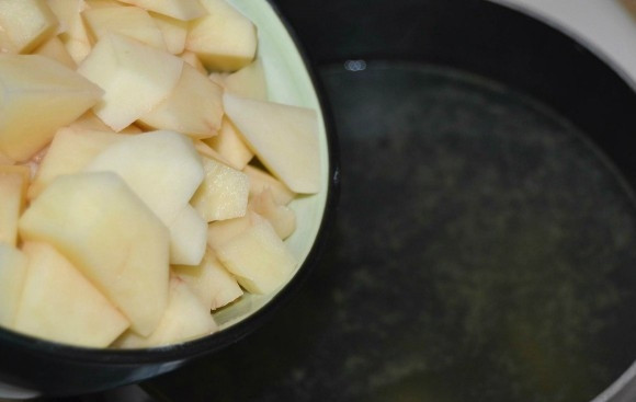 1. Этап. Картофельный суп с молоком: 2. Поставьте на огонь кастрюлю с водой. Положите в нее кубик сухого бульона.