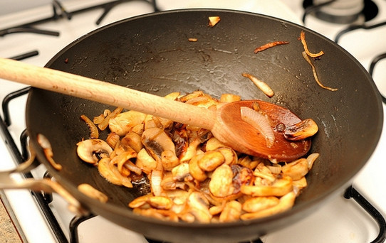 1. Этап. Салат с жареными грибами и кукурузой: 3. Выложите грибы на сковороду, жарьте с луком до готовности. Посолите и поперчите по вкусу.