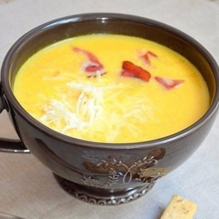 1. Stage. Pumpkin Cream Soup with Bacon: Serve the finished soup with slices of bacon and sprinkle with grated cheese.