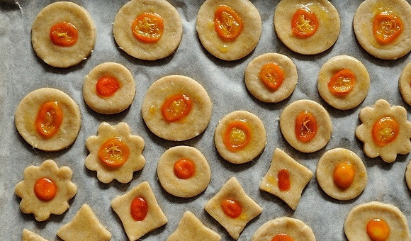 1. Этап. Печенье с кумкватом: 3. Противень застилаю пергаментом, выкладываю полученное печенье, на каждую штучку кладу по кусочку кумквата, а также поливаю полученным после вываривания сиропом.