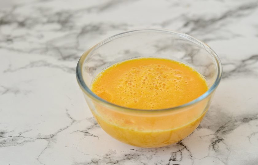 1. Этап. Морковная бабка: После переложите в блендер вместе с сиропом топинамбура, соевым молоком, солью и ванильным сиропом. Измельчите до однородности.