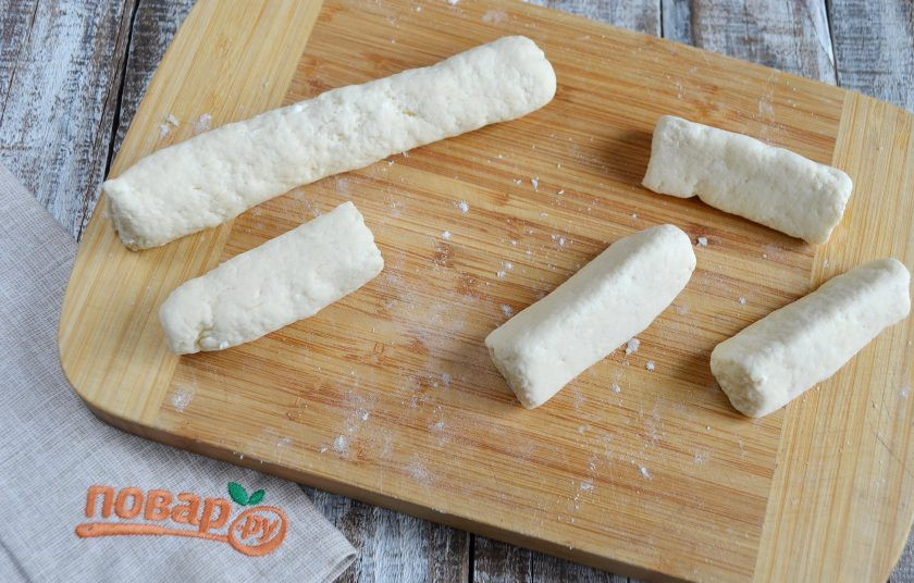 1. Этап. Творожные батончики: 4. Сформируйте жгуты толщиной 1,5 сантиметра и разрежьте их на кусочки длиной 10 сантиметров. Сформируйте батончики треугольной формы.