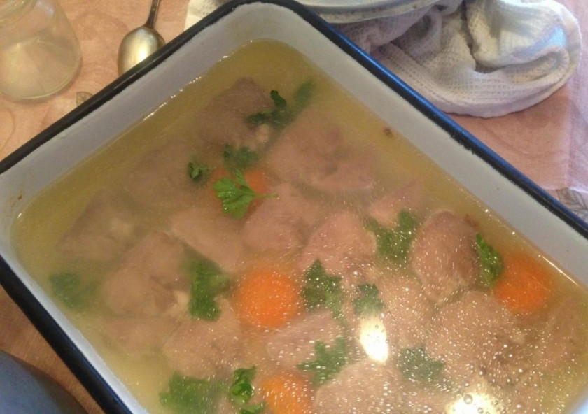 1. Этап. Язык заливной свиной: Утром вас ждет готовый заливной язык. Прекрасная закуска, особенно хороша с хреном. Приятного аппетита!