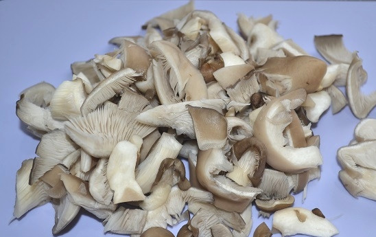 1. Этап. Вешенки в соусе: 4. Измельчите грибочки.