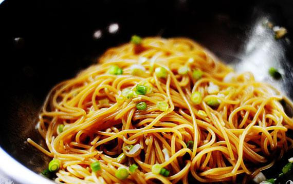 1. Этап. Говядина с лапшой по-азиатски: 4. Сварить лапшу в соответствии с инструкцией на упаковке. Слить воду и выложить в миску. Полить оставшимся соусом и перемешать. Добавить нарезанный зеленый лук. Накрыть миску полиэтиленовой пленкой и поставить в холодильник по крайней мере на пару часов. Вы можете сделать стейк и лапшу заранее.