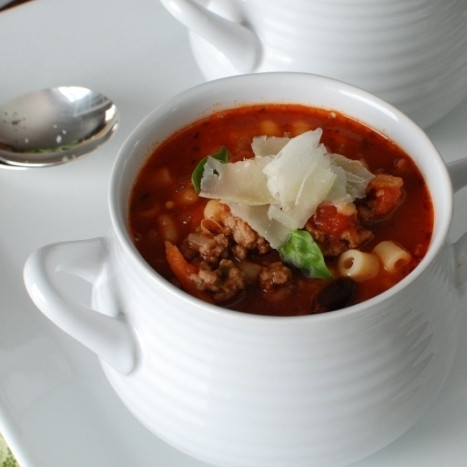 1. Этап. Густой итальянский томатный суп с макаронами и фаршем: Заливаем макароны горячим супом и немедленно подаем.