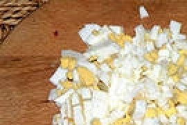 1. Этап. Холодник на кефире: Яйца измельчить.