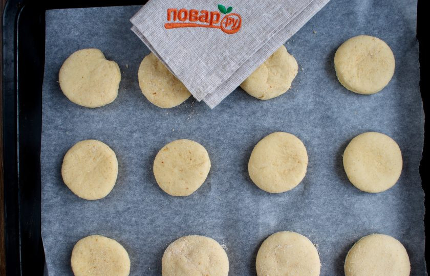 1. Этап. Классические английские маффины: Переложите заготовки на противень с пергаментом для выпечки. Поставьте запекаться в разогретую духовку при 180 градусах на 15 минут.