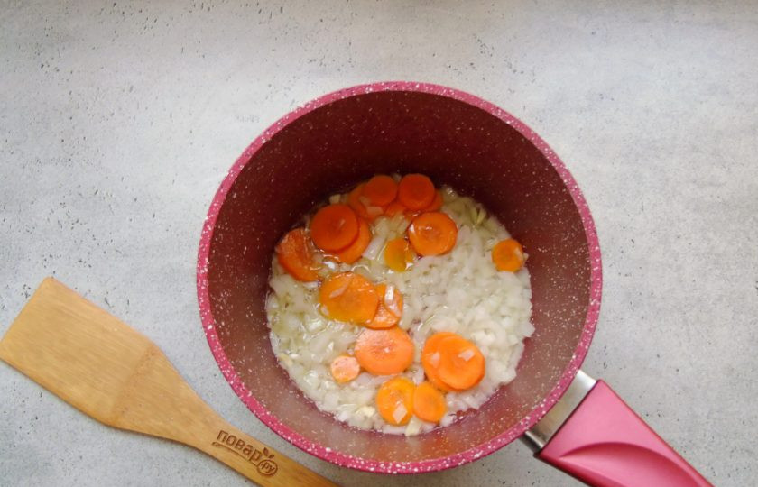 1. Этап. Суп-пюре на курином бульоне из шампиньонов: Пассеруйте эти овощи 5-6 минут.