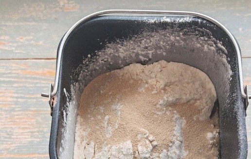 1. Этап. Булочки с ветчиной и семенами: Тесто я буду замешивать в хлебопечке. В ведёрко хлебопечки вылить тёплое молоко, растительное масло, добавить яичный белок, сахар, соль, просеять муку с дрожжами.