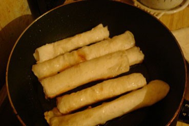 1. Stage. Lavash cheese sticks: Cut pita bread into squares of about 10 cm on each side. Put two strips of cheese, garlic, dill on pita bread and wrap in a roll.