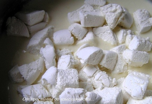 1. Этап. Праздничная кростата с зефиром: Затем вылейте на тесто часть начинки, добавьте нарезанный кусочками зефир.