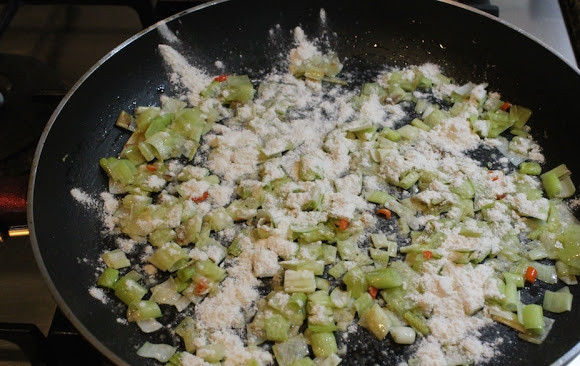 1. Этап. Пирожки с сюрпризом: 3. Всыпьте немного муки и перемешайте, чтобы не образовались комочки.